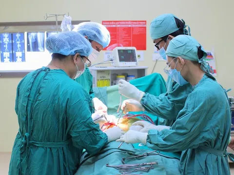 Té từ mái nhà nạn nhân gãy hàng loạt xương thoát chết thần kỳ