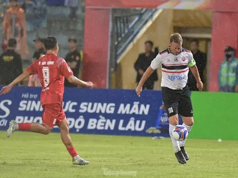 Các huyền thoại MU tái hiện quá khứ huy hoàng trên sân Hàng Đẫy