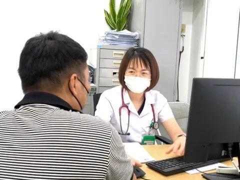 Phát hiện sán dây dài hơn 3 mét trong ruột sau một năm đau bụng âm ỉ