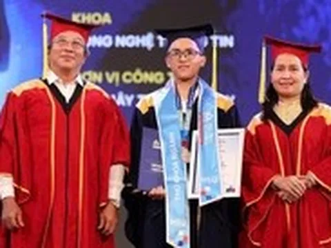 Gần 1.500 sinh viên Hoa Sen bất ngờ được tặng lễ phục tốt nghiệp