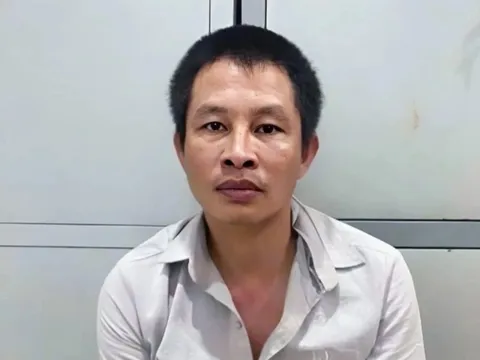 Khởi tố đối tượng cầm dao đuổi đánh bố, chém mẹ tử vong