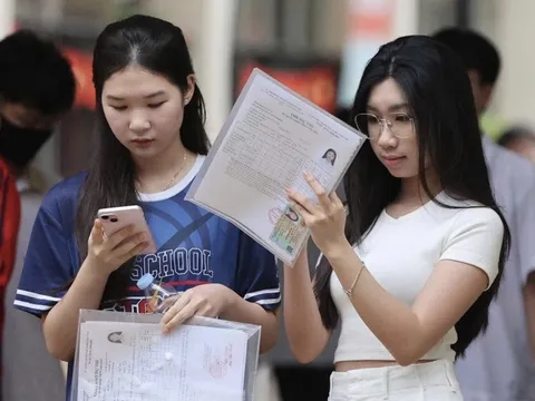 SAT 1500, IELTS 8.5 cũng lắc đầu với đề thi tốt nghiệp tiếng Anh