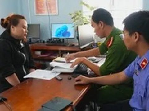 Bị khởi tố vì chiếm giữ 100 triệu của người khác chuyển khoản nhầm