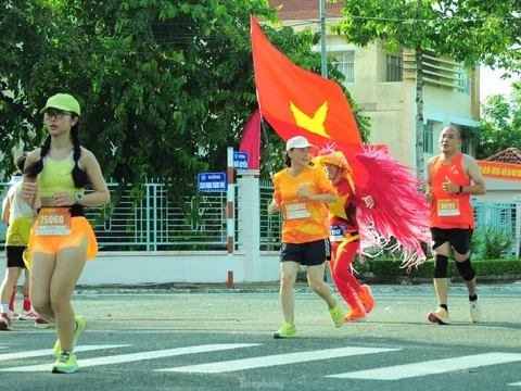 Hơn 5.000 vận động viên chạy tại Mekong Delta Marathon lần thứ 6
