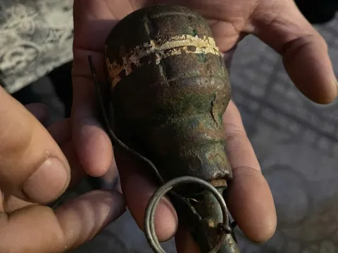 Mang vật nghi lựu đạn và ma túy vào khách sạn, một đối tượng bị tạm giữ