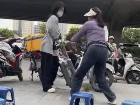 Xác minh vụ cô gái đứng chờ xe bị người bán trà đá vỉa hè xua đuổi
