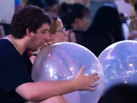 TPHCM: Du khách nước ngoài gục trên đường, nguy kịch sau khi hít bóng cười