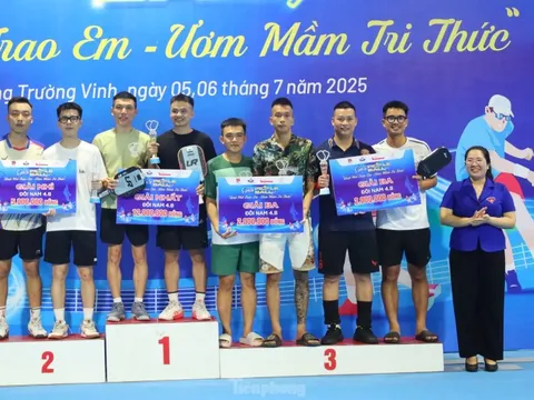 16 cặp vận động viên xuất sắc được nhận cup tại Giải Pickleball ‘Quạt mát trao em - Ươm mầm tri thức’