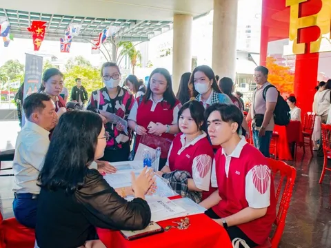 Nhiều bệnh viện 'đặt chỗ' tuyển dụng sinh viên khối sức khỏe trước khi tốt nghiệp