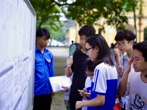 Điểm chuẩn 3 năm qua của các trường công lập ở Hà Nội: Áp lực trường top trên