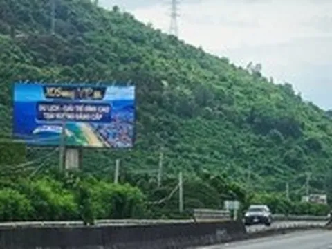 Vì sao bảng quảng cáo cá cược khổng lồ xuất hiện bên quốc lộ 1?