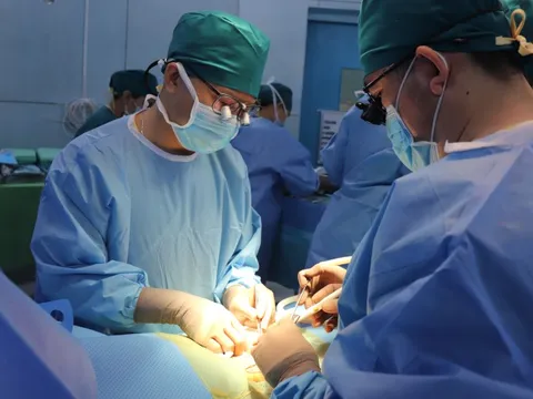 Ghép thận cứu bé gái mắc đột biến gen hiếm gặp