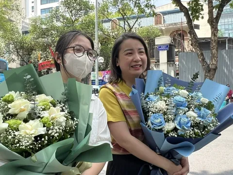 Con trượt lớp 10 công lập: Cha mẹ hãy dành ‘một cái ôm’