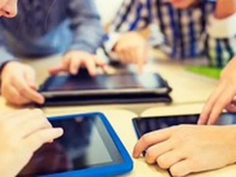 Nghiên cứu của Nhật: Dán mắt vào điện thoại làm mắt lé