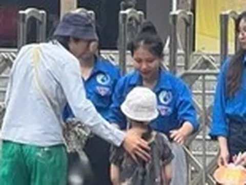 Nam sinh đi thi lớp 10 dắt theo em gái nhỏ đã đậu vào trường tốp đầu