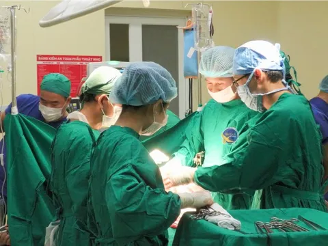 Phẫu thuật khẩn cấp cứu cụ ông máu phun thành vòi trong bụng vì tai nạn