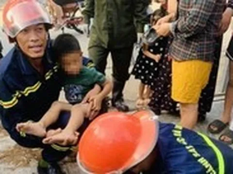 Giải cứu bé trai 5 tuổi kẹt chân trong ống thoát nước