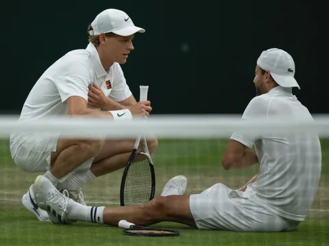 Jannik Sinner đi tiếp tại Wimbledon theo cách... hài hước nhất