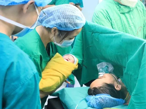 Hành trình kì diệu của người mẹ mang bệnh hiểm, đón con giữa 'bão giông'