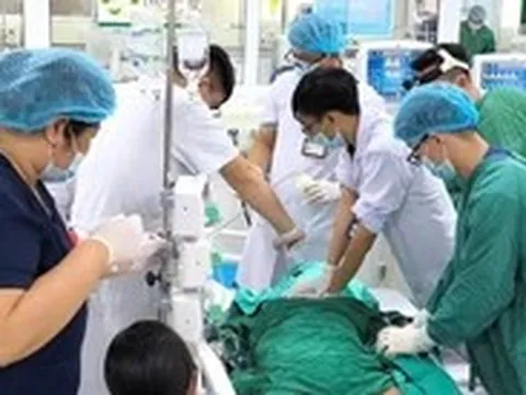 Ăn tiết canh, lòng heo rồi tím ngắt toàn thân phải nhập viện