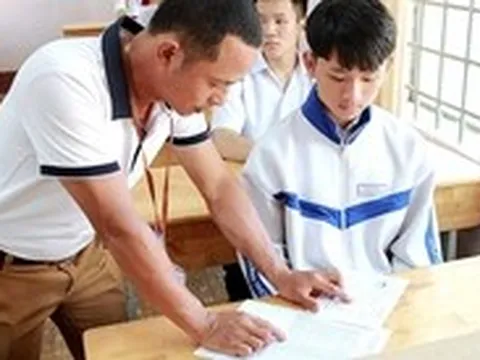 Khi điểm chuẩn vào lớp 10 'chạm đáy'