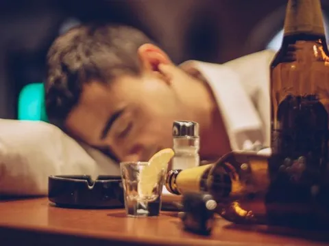 Không chỉ 'nát gan, hỏng thận', người nghiện rượu còn bị phá hủy thần kinh 'khủng khiếp'