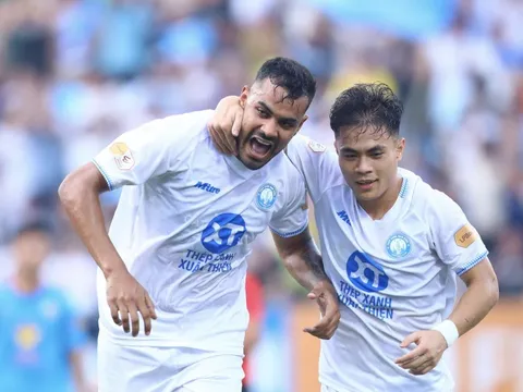 Khi 'bóng' chuyền sang chân VFF!