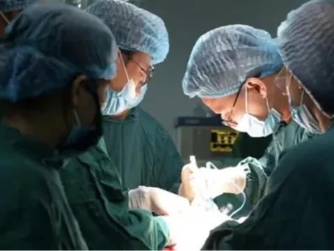 Giúp sản phụ bị nhau cài răng lược vượt cạn thành công