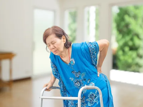 Chủ động phòng ngừa và điều trị biến chứng loãng xương ở người cao tuổi