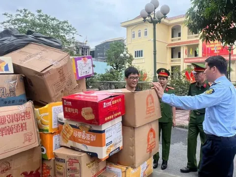 Các hộ kinh doanh tại thủ phủ La Phù tự nguyên giao nộp 25 tấn bánh kẹo để tiêu hủy