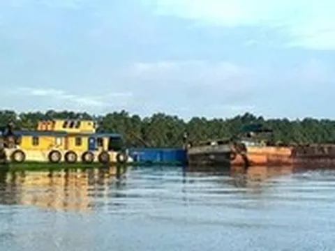Tạm giữ 5 tàu vận chuyển trái phép 193m³ cát trên sông Cửa Tiểu