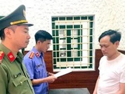 Một phóng viên bị bắt về hành vi sử dụng giấy tờ giả