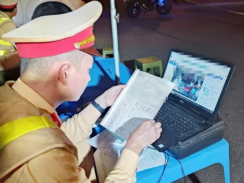 CSGT Hà Nội trích xuất camera giám sát hành trình xe khách, xe tải phát hiện hàng loạt vi phạm