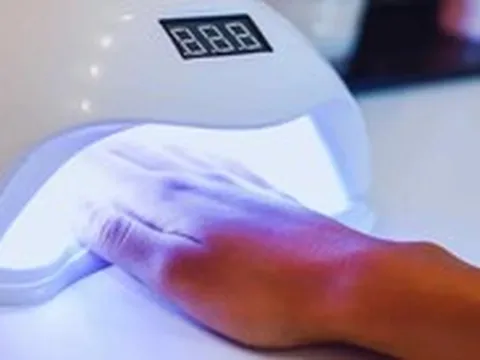 Đèn làm móng 'hủy hoại' da thế nào?