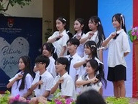 Thầy trò cùng nói không với điện thoại trong ngôi trường ở đảo Phú Quý