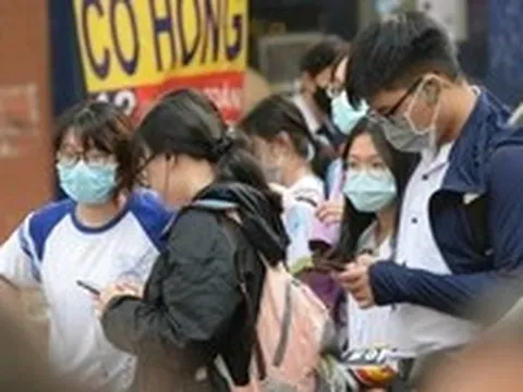 Là phụ huynh và giáo viên, tôi hoàn toàn tán thành cấm điện thoại trong trường