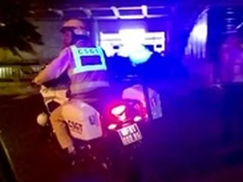 Cảnh sát giao thông dẫn đường taxi chở bé trai co giật đến bệnh viện cấp cứu kịp thời