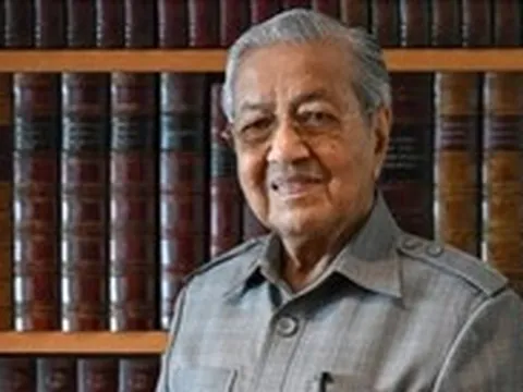 Cựu thủ tướng Malaysia nhập viện sau khi đạp xe 9km mừng thượng thọ 100 tuổi