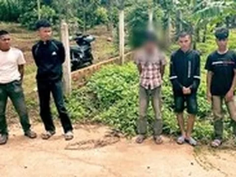 Khởi tố nhóm thanh thiếu niên dàn cảnh cướp điện thoại, lấy tiền mua bia