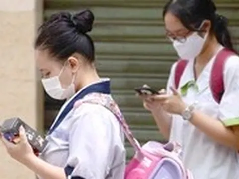 Tôi cấm học sinh dùng điện thoại trong giờ học, thực hiện rất khó khăn