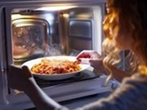 Lò vi sóng tạo ra bức xạ, có gây hại khi hâm thức ăn?