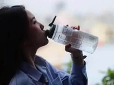 Thói quen mặc quần bó, lười uống nước tăng nguy cơ viêm đường tiết niệu