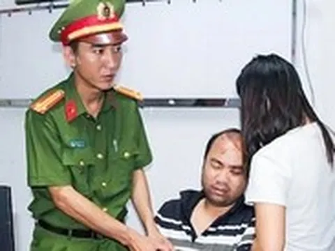 Tạm giữ tài xế vụ ô tô tông hai xe máy rồi rơi xuống sông, 3 người chết