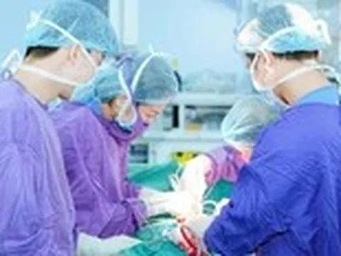 Cắt bỏ khối u buồng trứng 5kg đã hoại tử, cứu sống bệnh nhân 66 tuổi