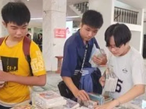 Sôi nổi nhiều bạn trẻ tham gia ngày hội sách 'Mơ hỏi mở' 2025