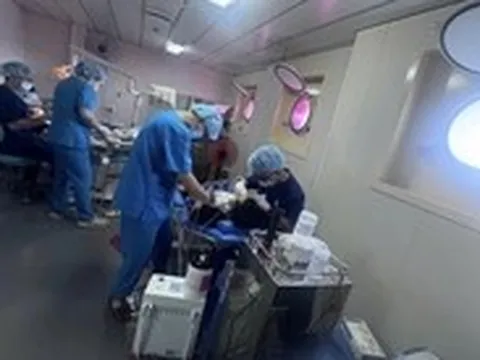 Vượt điều kiện khắc nghiệt, y bác sĩ TP.HCM khám sức khỏe miễn phí cho quân dân Trường Sa