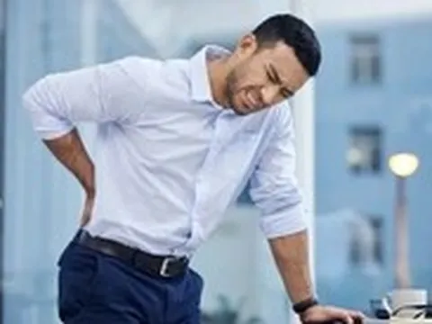 Có cách tự bấm huyệt tay và dùng thảo dược trị đau lưng cấp tính, vẹo lưng?