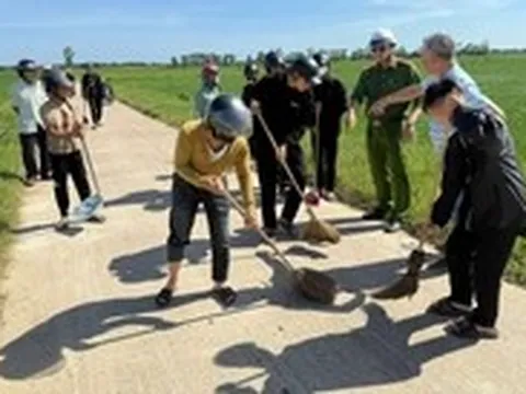 'Báo thủ' gây rối, cha mẹ phải đi quét dọn rác của con