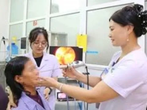 Hãi hùng phát hiện 7 con giòi trong hốc mũi của nữ bệnh nhân 60 tuổi