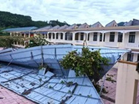 Lốc xoáy làm tốc mái nhà hai tầng của một trường học
